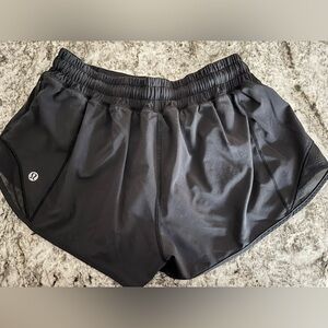 Size 6 Black Lululemon Hotty Hot shorts low rise 2.5”